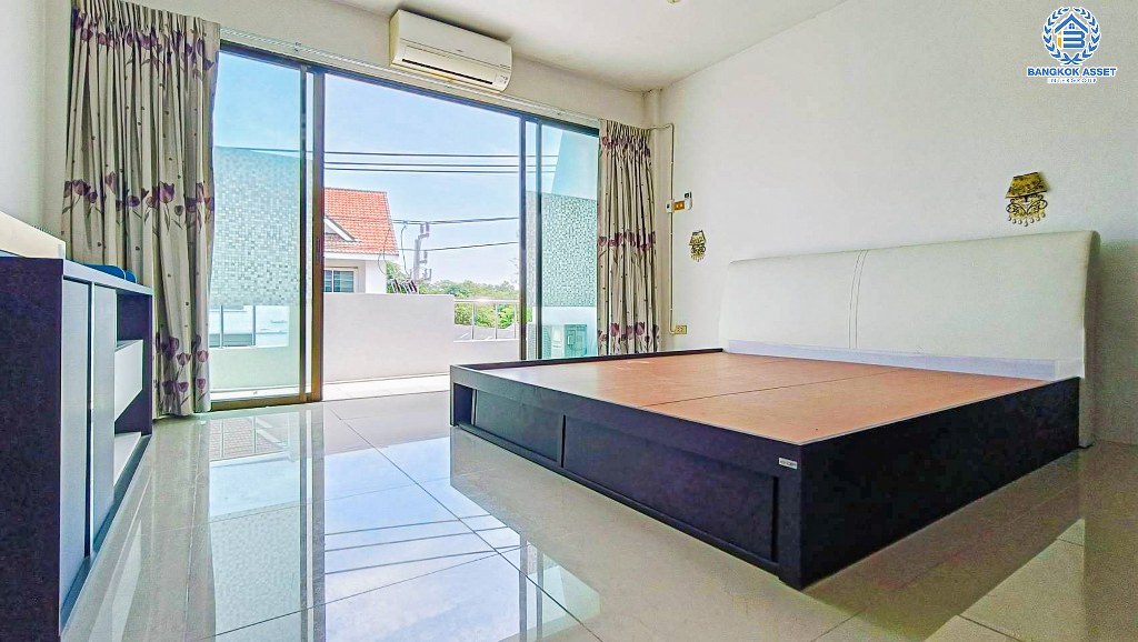 *****บ้าน 3 ชั้นมือสอง อาคารพาณิชย์พัทยา-เขาน้อย เนื้อที่ 26.70 ตร.ว. ฟังก์ชัน 3 ห้องนอน 3 ห้องน้ำ ภายในสภาพดี เหมาะสำหรับเปิดกิจการ หรือเปิดเป็น Home Office บนทำเลเดินทางสะดวก เชื่อมต่อหลากหลลายเส้นทาง เช่น ถนนบุญสัมพันธ์ ถนนเขาตาโล ถนนสุขุมวิท