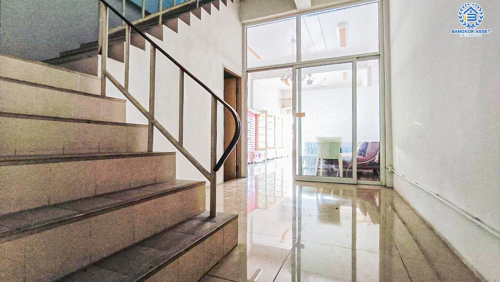 *****บ้าน 3 ชั้นมือสอง อาคารพาณิชย์พัทยา-เขาน้อย เนื้อที่ 26.70 ตร.ว. ฟังก์ชัน 3 ห้องนอน 3 ห้องน้ำ ภายในสภาพดี เหมาะสำหรับเปิดกิจการ หรือเปิดเป็น Home Office บนทำเลเดินทางสะดวก เชื่อมต่อหลากหลลายเส้นทาง เช่น ถนนบุญสัมพันธ์ ถนนเขาตาโล ถนนสุขุมวิท