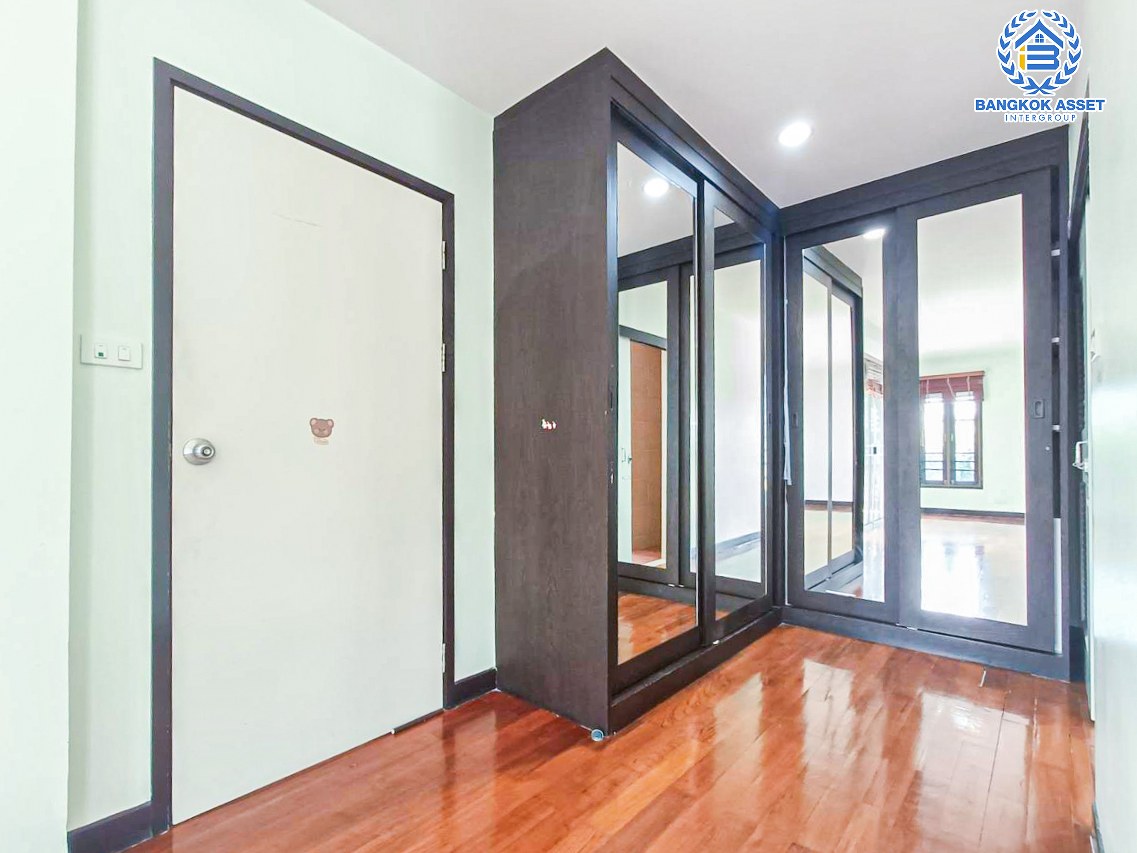 *****บ้านเดี่ยวมือสองกรุงเทพมหานคร โครงการ โนเบิล วานา วัชรพล เนื้อที่กว้างขวางถึง 74.4 ตร.ว. ฟังก์ชัน 3 ห้องนอน 3 ห้องน้ำ 2 ที่จอดรถ แถมฟรี! 4 เครื่องปรับอากาศ 1 เครื่องทำน้ำอุ่น บนทำเลเชื่อมต่อ ถนนรามอินทรา, ถนนนวมินทร์, ถนนคู้บอน ใกล้รถไฟฟ้าสายสีชมพู "สถานีวัชพล" และทางด่วน "จตุโชติ"