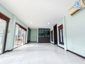 *****บ้านเดี่ยวมือสองกรุงเทพมหานคร โครงการ โนเบิล วานา วัชรพล เนื้อที่กว้างขวางถึง 74.4 ตร.ว. ฟังก์ชัน 3 ห้องนอน 3 ห้องน้ำ 2 ที่จอดรถ แถมฟรี! 4 เครื่องปรับอากาศ 1 เครื่องทำน้ำอุ่น บนทำเลเชื่อมต่อ ถนนรามอินทรา, ถนนนวมินทร์, ถนนคู้บอน ใกล้รถไฟฟ้าสายสีชมพู "สถานีวัชพล" และทางด่วน "จตุโชติ"