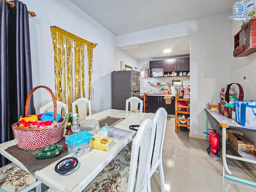 *****บ้านแฝดมือสอง โครงการ เดอะคอนเนค44 กาญจนาภิเษก-กันตนา เนื้อที่ 50.90 ตร.ว. ฟังก์ชัน 3 ห้องนอน 2 ห้องน้ำ 2 ที่จอดรถ บ้านสภาพดีเยี่ยม พร้อมเข้าอยู่ บนทำเลดี เชื่อมต่อถนนบางใหญ่-บางคูลัด ถนนกาญจนาภิเษก ถนนพิชัยเขต ใกล้รถไฟฟ้าสายสีม่วง "สถานีตลาดบางใหญ่" และจุดขึ้นทางด่วน "ศรีรัช"