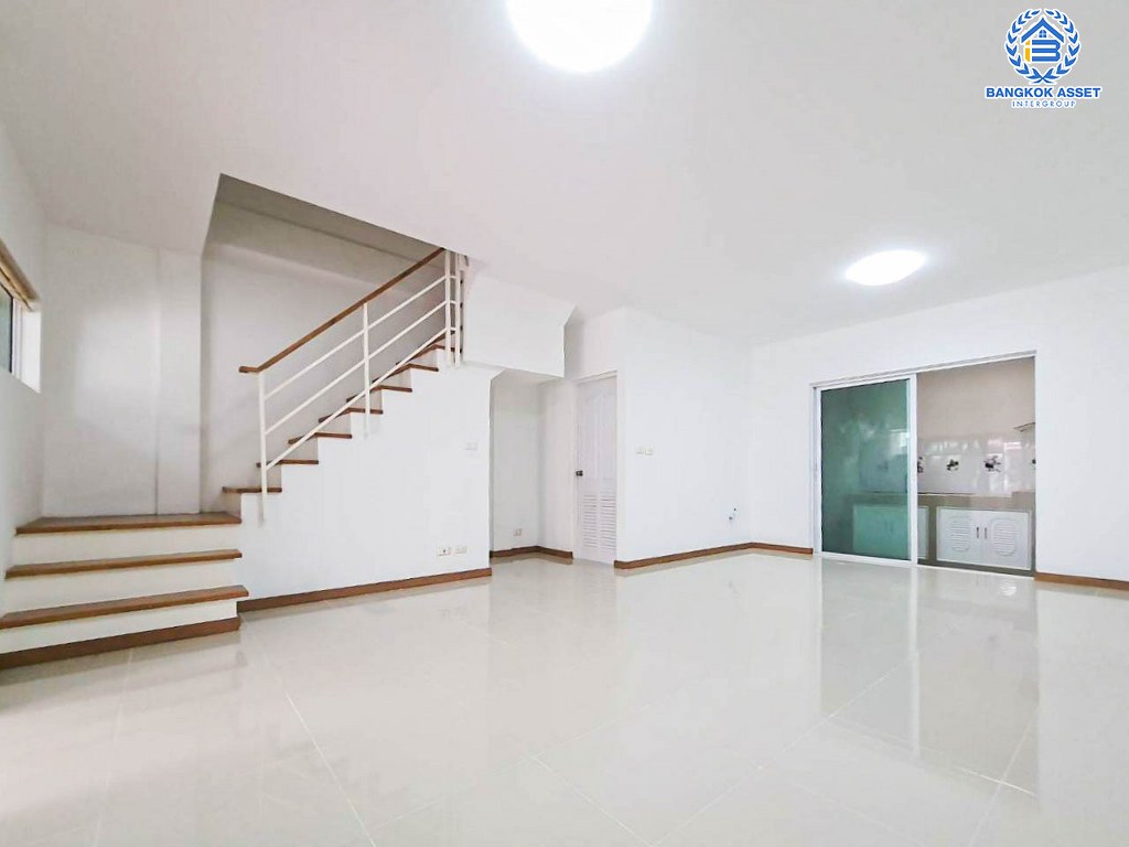 *****ทาวน์เฮ้าส์มือสอง โครงการ เดอะทรัสต์ ทาวน์ ราชพฤกษ์-รัตนาธิเบศร์ เนื้อที่ 19.80 ตร.ว. ฟังก์ชัน 3 ห้องนอน 2 ห้องน้ำ 2 ที่จอดรถ บนทำเลเดินทางสะดวก เชื่อมต่อถนนราชพฤกษ์ ถนนกาญจนาภิเษก ถนนรัตนาธิเบศร์ ใกล้รถไฟฟ้าสายสีม่วง "สถานีบางรักน้อยท่าอิฐ" และจุดขึ้นทางด่วน "ศรีรัช"