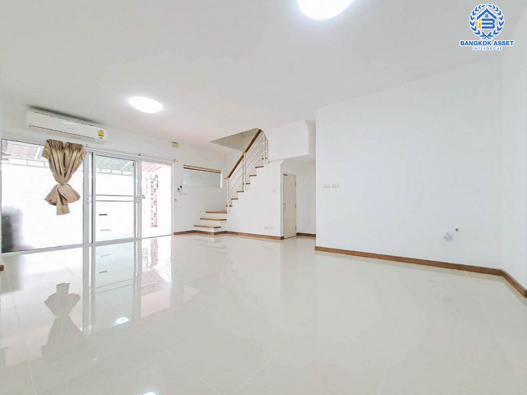 *****ทาวน์เฮ้าส์มือสอง โครงการ เดอะทรัสต์ ทาวน์ ราชพฤกษ์-รัตนาธิเบศร์ เนื้อที่ 19.80 ตร.ว. ฟังก์ชัน 3 ห้องนอน 2 ห้องน้ำ 2 ที่จอดรถ บนทำเลเดินทางสะดวก เชื่อมต่อถนนราชพฤกษ์ ถนนกาญจนาภิเษก ถนนรัตนาธิเบศร์ ใกล้รถไฟฟ้าสายสีม่วง "สถานีบางรักน้อยท่าอิฐ" และจุดขึ้นทางด่วน "ศรีรัช"