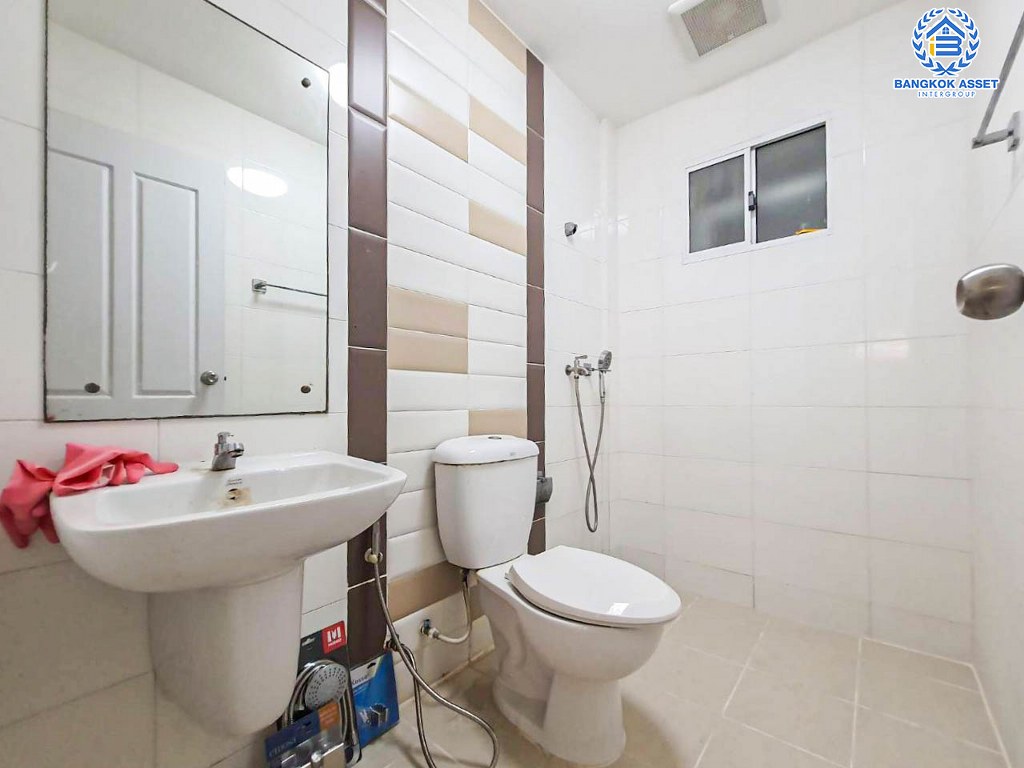 *****ทาวน์เฮ้าส์มือสอง โครงการ เดอะทรัสต์ ทาวน์ ราชพฤกษ์-รัตนาธิเบศร์ เนื้อที่ 19.80 ตร.ว. ฟังก์ชัน 3 ห้องนอน 2 ห้องน้ำ 2 ที่จอดรถ บนทำเลเดินทางสะดวก เชื่อมต่อถนนราชพฤกษ์ ถนนกาญจนาภิเษก ถนนรัตนาธิเบศร์ ใกล้รถไฟฟ้าสายสีม่วง "สถานีบางรักน้อยท่าอิฐ" และจุดขึ้นทางด่วน "ศรีรัช"