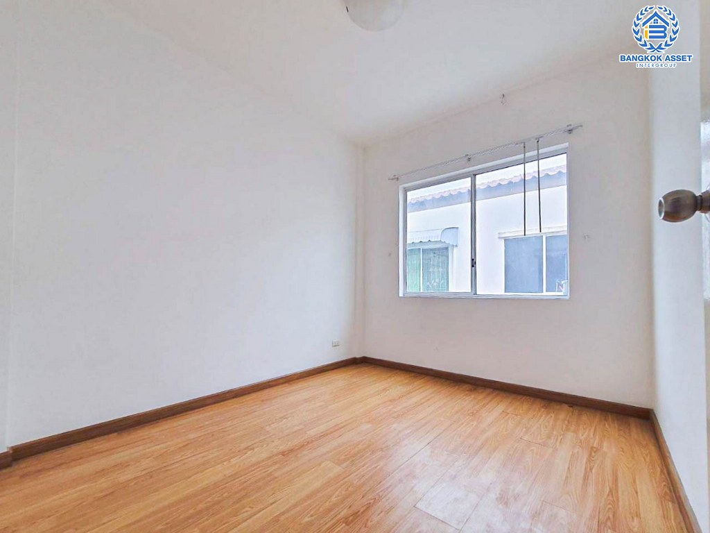 *****ทาวน์เฮ้าส์มือสอง โครงการ เดอะทรัสต์ ทาวน์ ราชพฤกษ์-รัตนาธิเบศร์ เนื้อที่ 19.80 ตร.ว. ฟังก์ชัน 3 ห้องนอน 2 ห้องน้ำ 2 ที่จอดรถ บนทำเลเดินทางสะดวก เชื่อมต่อถนนราชพฤกษ์ ถนนกาญจนาภิเษก ถนนรัตนาธิเบศร์ ใกล้รถไฟฟ้าสายสีม่วง "สถานีบางรักน้อยท่าอิฐ" และจุดขึ้นทางด่วน "ศรีรัช"