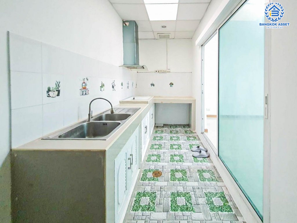 *****ทาวน์เฮ้าส์มือสอง โครงการ เดอะทรัสต์ ทาวน์ ราชพฤกษ์-รัตนาธิเบศร์ เนื้อที่ 19.80 ตร.ว. ฟังก์ชัน 3 ห้องนอน 2 ห้องน้ำ 2 ที่จอดรถ บนทำเลเดินทางสะดวก เชื่อมต่อถนนราชพฤกษ์ ถนนกาญจนาภิเษก ถนนรัตนาธิเบศร์ ใกล้รถไฟฟ้าสายสีม่วง "สถานีบางรักน้อยท่าอิฐ" และจุดขึ้นทางด่วน "ศรีรัช"