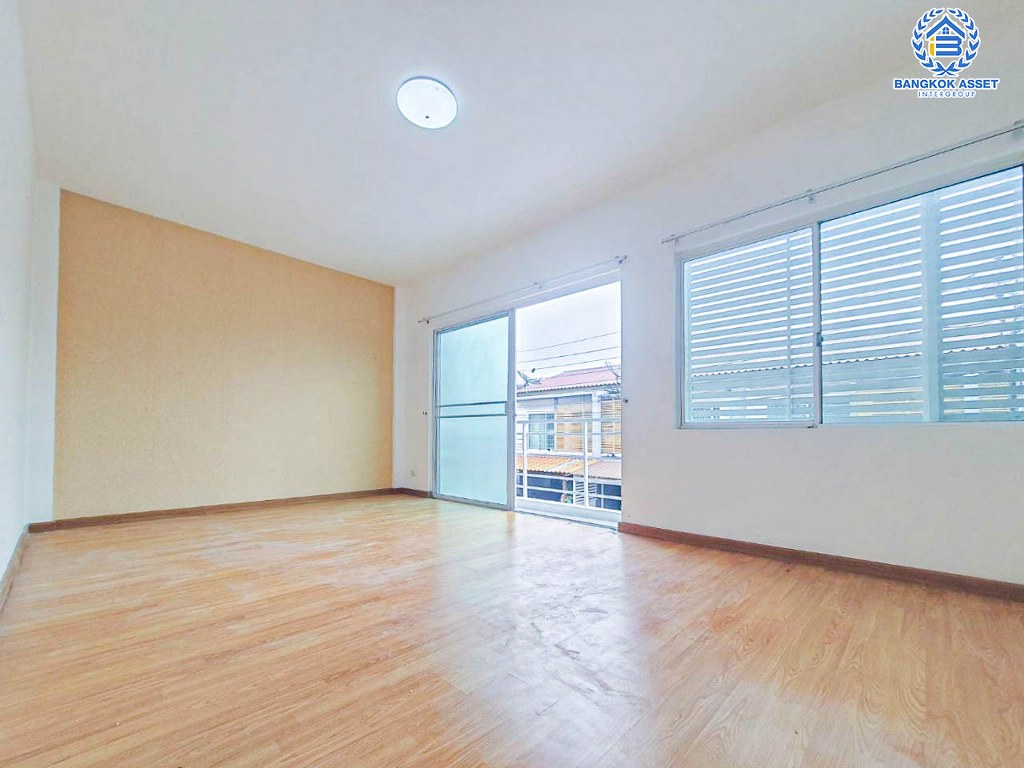 *****ทาวน์เฮ้าส์มือสอง โครงการ เดอะทรัสต์ ทาวน์ ราชพฤกษ์-รัตนาธิเบศร์ เนื้อที่ 19.80 ตร.ว. ฟังก์ชัน 3 ห้องนอน 2 ห้องน้ำ 2 ที่จอดรถ บนทำเลเดินทางสะดวก เชื่อมต่อถนนราชพฤกษ์ ถนนกาญจนาภิเษก ถนนรัตนาธิเบศร์ ใกล้รถไฟฟ้าสายสีม่วง "สถานีบางรักน้อยท่าอิฐ" และจุดขึ้นทางด่วน "ศรีรัช"