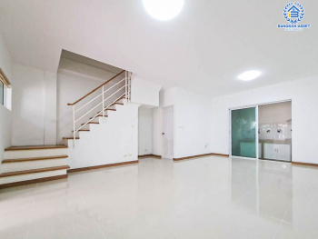 *****ทาวน์เฮ้าส์มือสอง โครงการ เดอะทรัสต์ ทาวน์ ราชพฤกษ์-รัตนาธิเบศร์ เนื้อที่ 19.80 ตร.ว. ฟังก์ชัน 3 ห้องนอน 2 ห้องน้ำ 2 ที่จอดรถ บนทำเลเดินทางสะดวก เชื่อมต่อถนนราชพฤกษ์ ถนนกาญจนาภิเษก ถนนรัตนาธิเบศร์ ใกล้รถไฟฟ้าสายสีม่วง "สถานีบางรักน้อยท่าอิฐ" และจุดขึ้นทางด่วน "ศรีรัช"