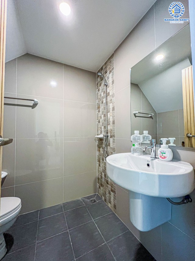 *****ทาวน์เฮ้าส์มือสองนนทบุรี โครงการ คิว ดิสทริคท์ เวสต์เกต เนื้อที่กว้าง 21.2 ตร.ว. ฟังก์ชัน 4 ห้องนอน 3 ห้องน้ำ 2 ที่จอดรถ บ้านสภาพใหม่ พร้อมเข้าอยู่ ต่อเติมครัว และหลังคาโรงจอดรถเรียบร้อย บนทำเลเดินทางสะดวก ใกล้รถไฟฟ้าสายสีม่วง "สถานีบางพลู" และทางด่วน "ศรีรัช" จองเลย!