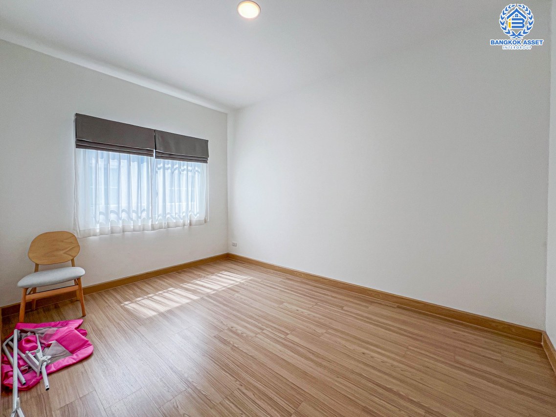 *****ทาวน์เฮ้าส์มือสองนนทบุรี โครงการ คิว ดิสทริคท์ เวสต์เกต เนื้อที่กว้าง 21.2 ตร.ว. ฟังก์ชัน 4 ห้องนอน 3 ห้องน้ำ 2 ที่จอดรถ บ้านสภาพใหม่ พร้อมเข้าอยู่ ต่อเติมครัว และหลังคาโรงจอดรถเรียบร้อย บนทำเลเดินทางสะดวก ใกล้รถไฟฟ้าสายสีม่วง "สถานีบางพลู" และทางด่วน "ศรีรัช" จองเลย!