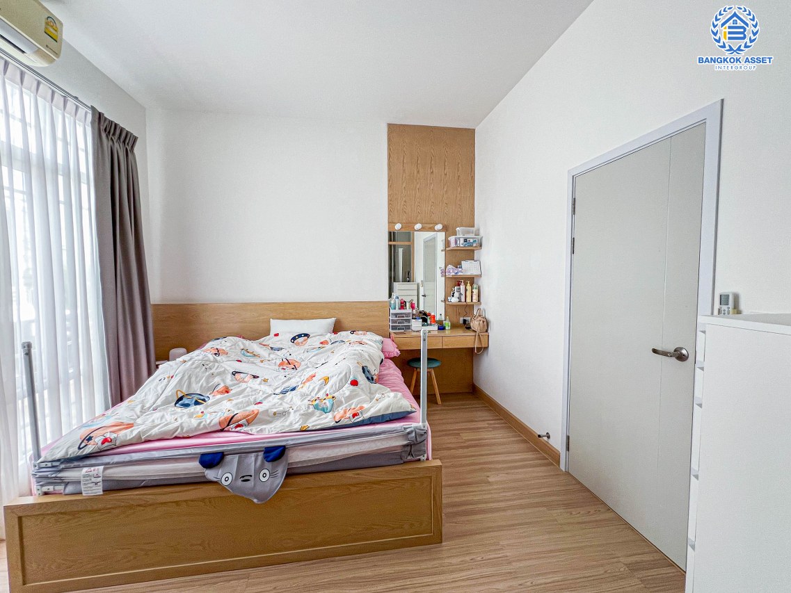 *****ทาวน์เฮ้าส์มือสองนนทบุรี โครงการ คิว ดิสทริคท์ เวสต์เกต เนื้อที่กว้าง 21.2 ตร.ว. ฟังก์ชัน 4 ห้องนอน 3 ห้องน้ำ 2 ที่จอดรถ บ้านสภาพใหม่ พร้อมเข้าอยู่ ต่อเติมครัว และหลังคาโรงจอดรถเรียบร้อย บนทำเลเดินทางสะดวก ใกล้รถไฟฟ้าสายสีม่วง "สถานีบางพลู" และทางด่วน "ศรีรัช" จองเลย!