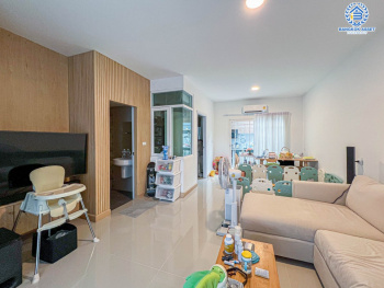 *****ทาวน์เฮ้าส์มือสองนนทบุรี โครงการ คิว ดิสทริคท์ เวสต์เกต เนื้อที่กว้าง 21.2 ตร.ว. ฟังก์ชัน 4 ห้องนอน 3 ห้องน้ำ 2 ที่จอดรถ บ้านสภาพใหม่ พร้อมเข้าอยู่ ต่อเติมครัว และหลังคาโรงจอดรถเรียบร้อย บนทำเลเดินทางสะดวก ใกล้รถไฟฟ้าสายสีม่วง "สถานีบางพลู" และทางด่วน "ศรีรัช" จองเลย!