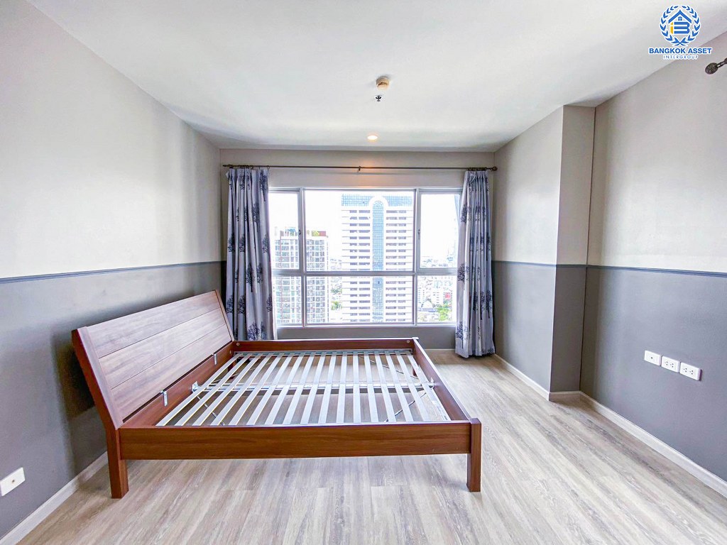 *****คอนโดมิเนียมมือสอง โครงการ ไฮฟ์ สาทร ห้องมุม คุณภาพจาก Sansiri พื้นที่ใช้สอย 48.52 ตร.ม. ฟังก์ชัน 1 ห้องนอน 1 ห้องน้ำ 1 ที่จอดรถ บนทำเลดีท่ามกลางสิ่งอำนวยความสะดวกครบครัน เชื่อมต่อถนนกรุงธนบุรี ถนนลาดหญ้า ถนนประชานิเวศน์ ติดโครงการรถไฟฟ้าสายสีเขียว "สถานีสถานีกรุงธนบุรี"