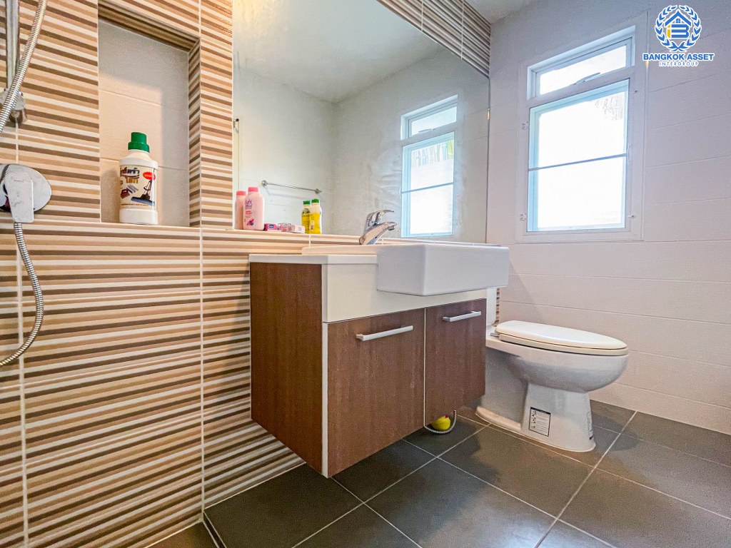 *****บ้านเดี่ยวมือสอง โครงการ บางกอกบูเลอวาร์ด ปิ่นเกล้า-เพชรเกษม เนื้อที่กว้าง 70 ตร.ว. ฟังก์ชัน 4 ห้องนอน 4 ห้องน้ำ 2 ที่จอดรถ สภาพดีเยี่ยม ราคาคุ้มค่า บนทำเลเดินทางสะดวก เชื่อมต่อถนนเพชรเกษม ถนนบางบอน3 ถนนกาญจนาภิเษก ใกล้รถไฟฟ้าสายสีน้ำเงิน "สถานีหลักสอง" และจุดขึ้นทางด่วน "ศรีรัช-วงแหวน"