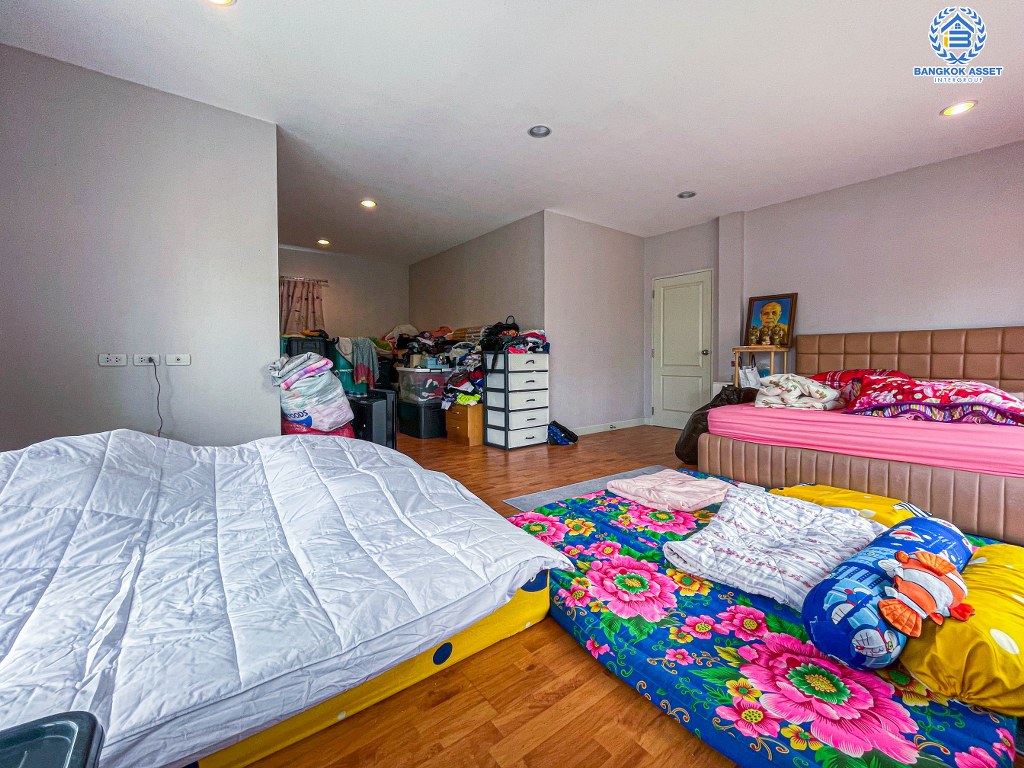 *****บ้านเดี่ยวมือสอง โครงการ บางกอกบูเลอวาร์ด ปิ่นเกล้า-เพชรเกษม เนื้อที่กว้าง 70 ตร.ว. ฟังก์ชัน 4 ห้องนอน 4 ห้องน้ำ 2 ที่จอดรถ สภาพดีเยี่ยม ราคาคุ้มค่า บนทำเลเดินทางสะดวก เชื่อมต่อถนนเพชรเกษม ถนนบางบอน3 ถนนกาญจนาภิเษก ใกล้รถไฟฟ้าสายสีน้ำเงิน "สถานีหลักสอง" และจุดขึ้นทางด่วน "ศรีรัช-วงแหวน"