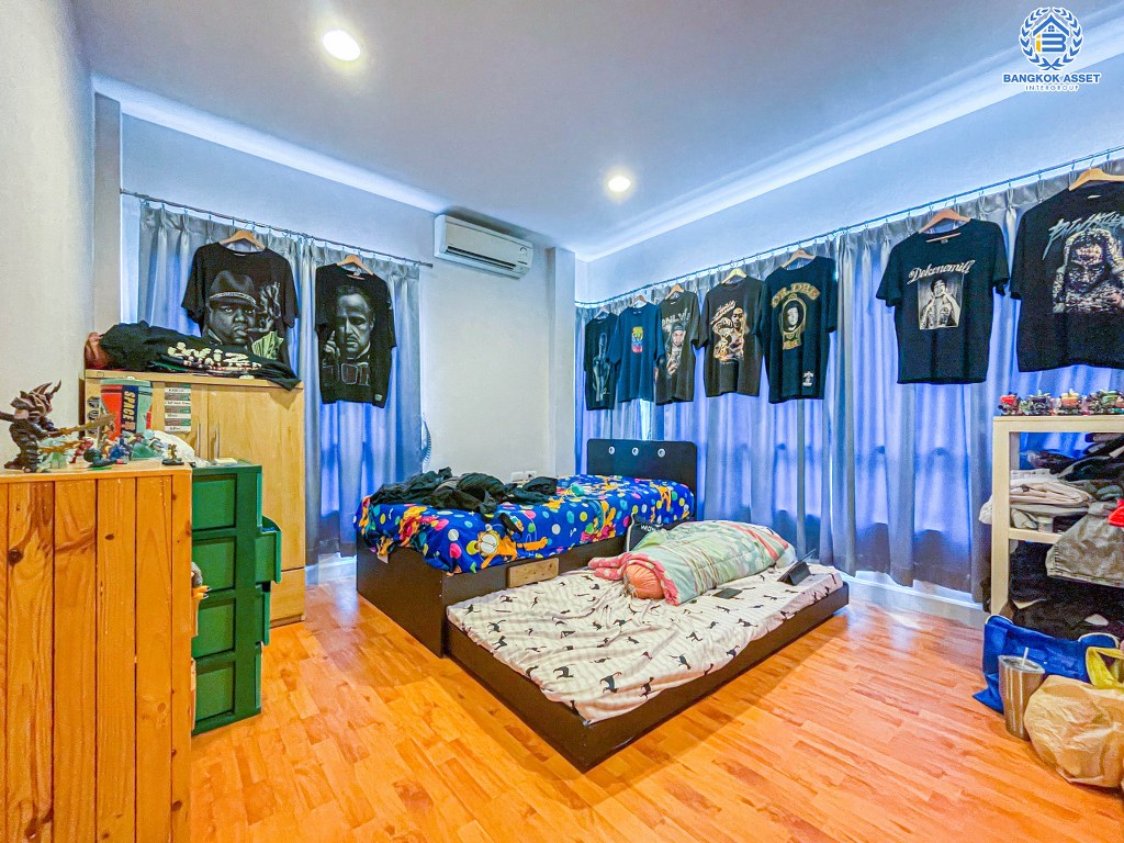 *****บ้านเดี่ยวมือสอง โครงการ บางกอกบูเลอวาร์ด ปิ่นเกล้า-เพชรเกษม เนื้อที่กว้าง 70 ตร.ว. ฟังก์ชัน 4 ห้องนอน 4 ห้องน้ำ 2 ที่จอดรถ สภาพดีเยี่ยม ราคาคุ้มค่า บนทำเลเดินทางสะดวก เชื่อมต่อถนนเพชรเกษม ถนนบางบอน3 ถนนกาญจนาภิเษก ใกล้รถไฟฟ้าสายสีน้ำเงิน "สถานีหลักสอง" และจุดขึ้นทางด่วน "ศรีรัช-วงแหวน"