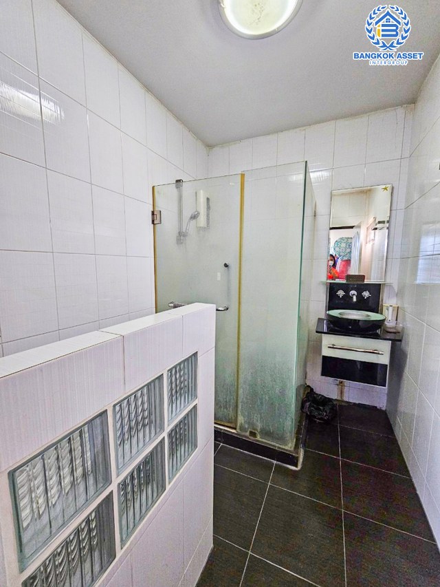 *****บ้านเดี่ยวมือสองนนทบุรี โครงการ ชิชากร กาญจนาภิเษก หลังมุม! เนื้อที่ 44.6 ตร.ว. ฟังก์ชัน 2 ห้องนอน 3 ห้องน้ำ 2 ที่จอดรถ แถมฟรี! 2 เครื่องปรับอากาศ 2 เครื่องทำน้ำอุ่น บนทำเลเยี่ยม เชื่อมต่อ ถนนรัตนาธิเบศร์, ถนนราชพฤกษ์ ใกล้รถไฟฟ้าสายสีม่วง "สถานีตลาดบางใหญ่" และทางด่วน "ศรีรัช"