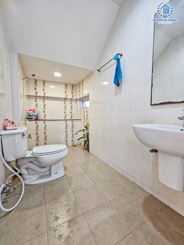 *****บ้านแฝดมือสอง โครงการ นนทรีฟลอร่า กาญจนาภิเษก หลังมุม เนื้อที่กว้าง 40.10 ตร.ว. ฟังก์ชัน 3 ห้องนอน 3 ห้องน้ำ 2 ที่จอดรถ บ้านแฝดสภาพดีเยี่ยม บนทำเลเดินทางสะดวกสบาย เชื่อมต่อถนนศาลายา ถนนสิรินธร ถนนกาญจนาภิเษก ใกล้รถไฟฟ้าสายสีม่วง "สถานีตลาดบางใหญ่" และจุดขึ้นทางด่วน "ศรีรัช"...