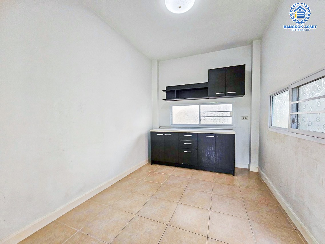 *****บ้านแฝดมือสอง โครงการ นนทรีฟลอร่า กาญจนาภิเษก หลังมุม เนื้อที่กว้าง 40.10 ตร.ว. ฟังก์ชัน 3 ห้องนอน 3 ห้องน้ำ 2 ที่จอดรถ บ้านแฝดสภาพดีเยี่ยม บนทำเลเดินทางสะดวกสบาย เชื่อมต่อถนนศาลายา ถนนสิรินธร ถนนกาญจนาภิเษก ใกล้รถไฟฟ้าสายสีม่วง "สถานีตลาดบางใหญ่" และจุดขึ้นทางด่วน "ศรีรัช"...