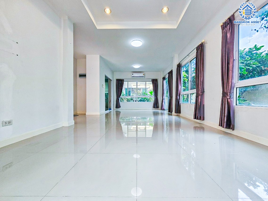 *****บ้านแฝดมือสอง โครงการ นนทรีฟลอร่า กาญจนาภิเษก หลังมุม เนื้อที่กว้าง 40.10 ตร.ว. ฟังก์ชัน 3 ห้องนอน 3 ห้องน้ำ 2 ที่จอดรถ บ้านแฝดสภาพดีเยี่ยม บนทำเลเดินทางสะดวกสบาย เชื่อมต่อถนนศาลายา ถนนสิรินธร ถนนกาญจนาภิเษก ใกล้รถไฟฟ้าสายสีม่วง "สถานีตลาดบางใหญ่" และจุดขึ้นทางด่วน "ศรีรัช"...