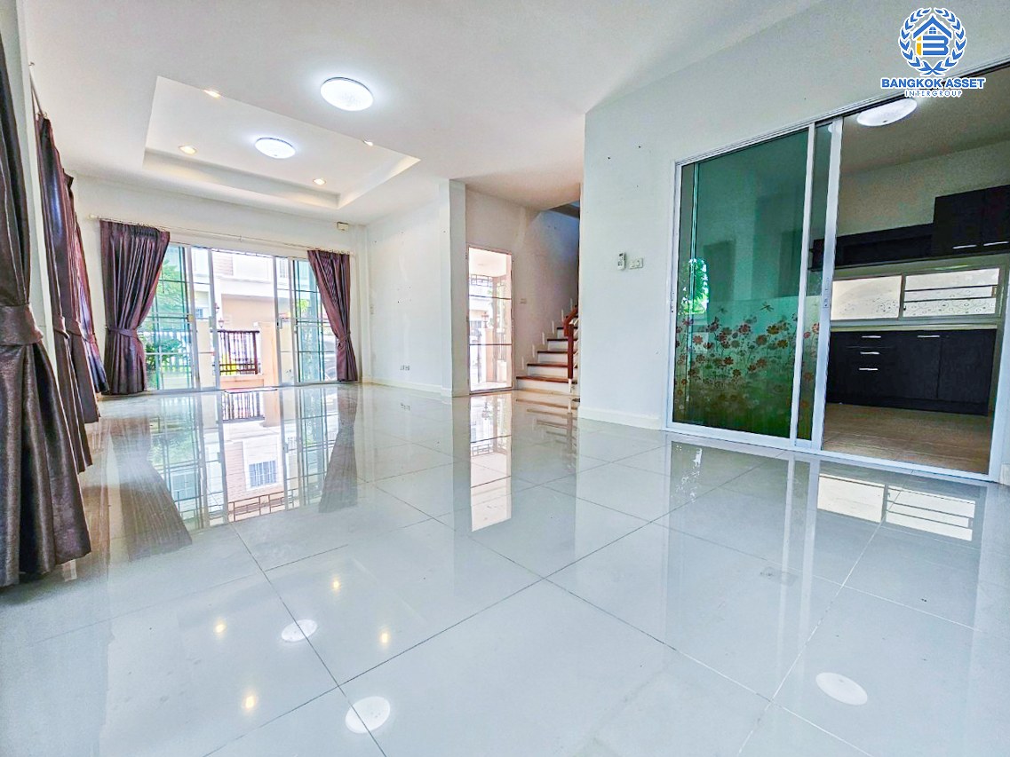 *****บ้านแฝดมือสอง โครงการ นนทรีฟลอร่า กาญจนาภิเษก หลังมุม เนื้อที่กว้าง 40.10 ตร.ว. ฟังก์ชัน 3 ห้องนอน 3 ห้องน้ำ 2 ที่จอดรถ บ้านแฝดสภาพดีเยี่ยม บนทำเลเดินทางสะดวกสบาย เชื่อมต่อถนนศาลายา ถนนสิรินธร ถนนกาญจนาภิเษก ใกล้รถไฟฟ้าสายสีม่วง "สถานีตลาดบางใหญ่" และจุดขึ้นทางด่วน "ศรีรัช"...