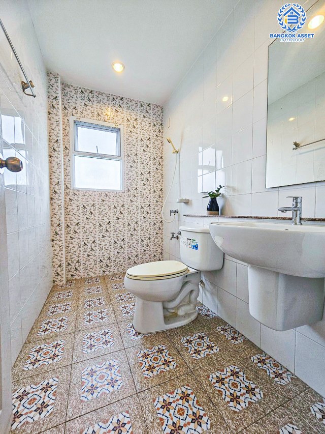 *****บ้านแฝดมือสอง โครงการ นนทรีฟลอร่า กาญจนาภิเษก หลังมุม เนื้อที่กว้าง 40.10 ตร.ว. ฟังก์ชัน 3 ห้องนอน 3 ห้องน้ำ 2 ที่จอดรถ บ้านแฝดสภาพดีเยี่ยม บนทำเลเดินทางสะดวกสบาย เชื่อมต่อถนนศาลายา ถนนสิรินธร ถนนกาญจนาภิเษก ใกล้รถไฟฟ้าสายสีม่วง "สถานีตลาดบางใหญ่" และจุดขึ้นทางด่วน "ศรีรัช"...