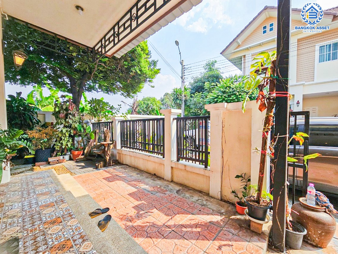 *****บ้านแฝดมือสอง โครงการ นนทรีฟลอร่า กาญจนาภิเษก หลังมุม เนื้อที่กว้าง 40.10 ตร.ว. ฟังก์ชัน 3 ห้องนอน 3 ห้องน้ำ 2 ที่จอดรถ บ้านแฝดสภาพดีเยี่ยม บนทำเลเดินทางสะดวกสบาย เชื่อมต่อถนนศาลายา ถนนสิรินธร ถนนกาญจนาภิเษก ใกล้รถไฟฟ้าสายสีม่วง "สถานีตลาดบางใหญ่" และจุดขึ้นทางด่วน "ศรีรัช"...