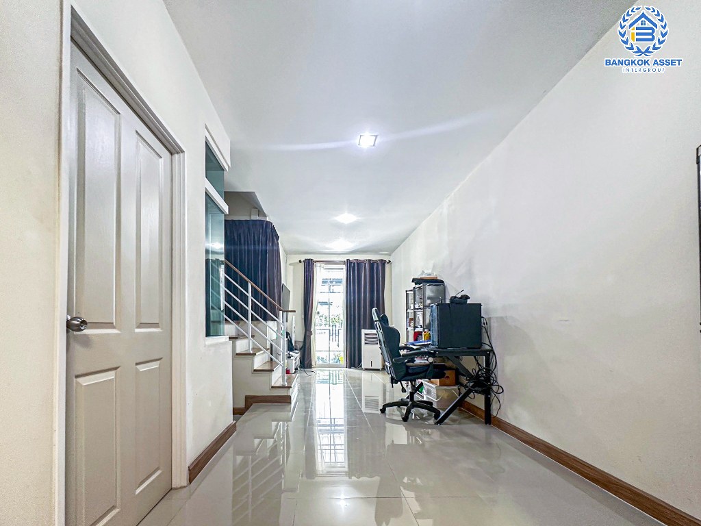 *****ทาวน์เฮ้าส์มือสอง โครงการ โกลเด้นท์ทาวน์ วงศ์สว่าง-รัชดา เนื้อที่กว้าง 16.30 ตร.ว. ฟังก์ชัน 3 ห้องนอน 2 ห้องน้ำ 1 ที่จอดรถ บ้านสภาพดีเยี่ยม บนทำเลเมือง เดินทางสะดวก เชื่อมต่อถนนรัชดาภิเษก ถนนกรุงเทพ-นนทบุรี ถนนคลองประปา ใกล้รถไฟฟ้าสายสีม่วง "สถานีแยกติวานนท์" และจุดขึ้นทางด่วน "พระราม7"