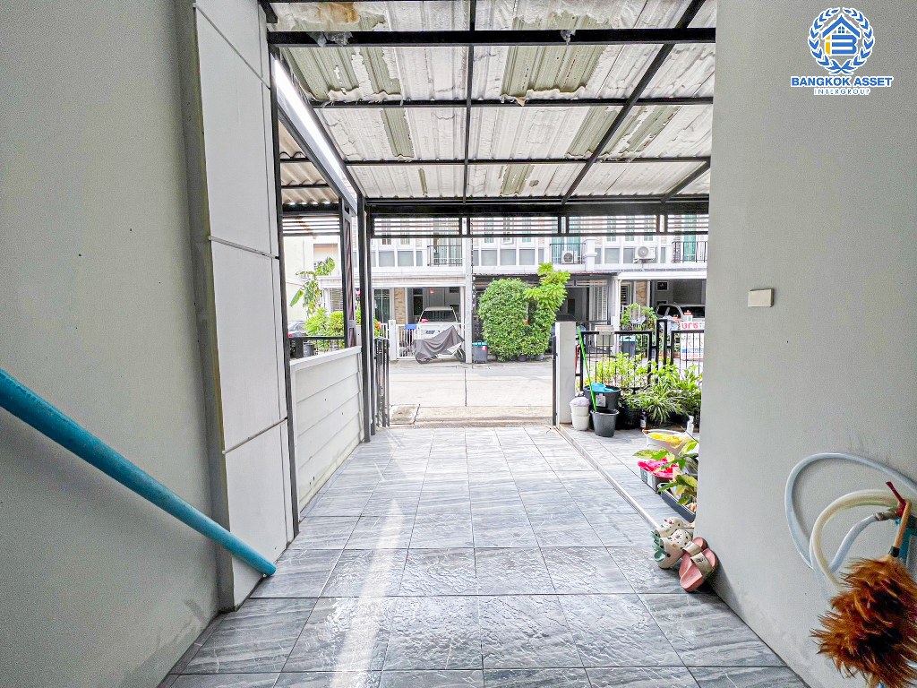 *****ทาวน์เฮ้าส์มือสอง โครงการ โกลเด้นท์ทาวน์ วงศ์สว่าง-รัชดา เนื้อที่กว้าง 16.30 ตร.ว. ฟังก์ชัน 3 ห้องนอน 2 ห้องน้ำ 1 ที่จอดรถ บ้านสภาพดีเยี่ยม บนทำเลเมือง เดินทางสะดวก เชื่อมต่อถนนรัชดาภิเษก ถนนกรุงเทพ-นนทบุรี ถนนคลองประปา ใกล้รถไฟฟ้าสายสีม่วง "สถานีแยกติวานนท์" และจุดขึ้นทางด่วน "พระราม7"