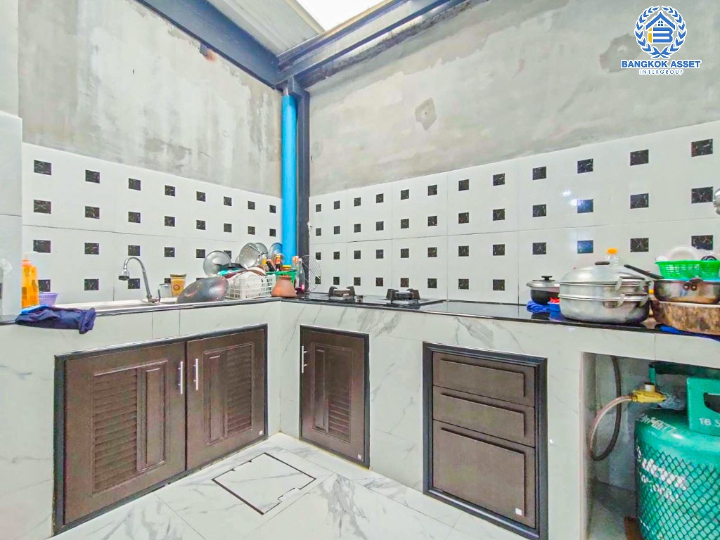 *****ทาวน์เฮ้าส์มือสอง โครงการ โกลเด้นท์ทาวน์ วงศ์สว่าง-รัชดา เนื้อที่กว้าง 16.30 ตร.ว. ฟังก์ชัน 3 ห้องนอน 2 ห้องน้ำ 1 ที่จอดรถ บ้านสภาพดีเยี่ยม บนทำเลเมือง เดินทางสะดวก เชื่อมต่อถนนรัชดาภิเษก ถนนกรุงเทพ-นนทบุรี ถนนคลองประปา ใกล้รถไฟฟ้าสายสีม่วง "สถานีแยกติวานนท์" และจุดขึ้นทางด่วน "พระราม7"