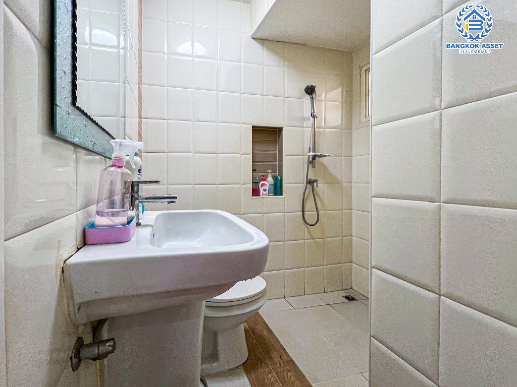 *****ทาวน์เฮ้าส์มือสอง โครงการ โกลเด้นท์ทาวน์ วงศ์สว่าง-รัชดา เนื้อที่กว้าง 16.30 ตร.ว. ฟังก์ชัน 3 ห้องนอน 2 ห้องน้ำ 1 ที่จอดรถ บ้านสภาพดีเยี่ยม บนทำเลเมือง เดินทางสะดวก เชื่อมต่อถนนรัชดาภิเษก ถนนกรุงเทพ-นนทบุรี ถนนคลองประปา ใกล้รถไฟฟ้าสายสีม่วง "สถานีแยกติวานนท์" และจุดขึ้นทางด่วน "พระราม7"