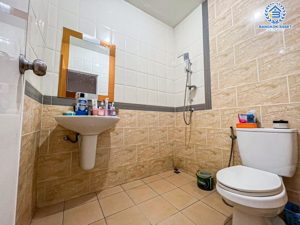 *****ทาวน์เฮ้าส์มือสอง โครงการ โกลเด้นท์ทาวน์ วงศ์สว่าง-รัชดา เนื้อที่กว้าง 16.30 ตร.ว. ฟังก์ชัน 3 ห้องนอน 2 ห้องน้ำ 1 ที่จอดรถ บ้านสภาพดีเยี่ยม บนทำเลเมือง เดินทางสะดวก เชื่อมต่อถนนรัชดาภิเษก ถนนกรุงเทพ-นนทบุรี ถนนคลองประปา ใกล้รถไฟฟ้าสายสีม่วง "สถานีแยกติวานนท์" และจุดขึ้นทางด่วน "พระราม7"