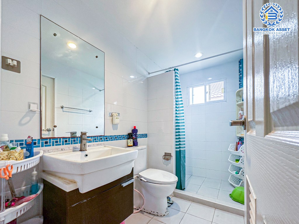 *****บ้านเดี่ยวมือสอง โครงการ เดอะแพลนท์ ไลท์ ติวานนท์-รังสิต เนื้อที่กว้าง 64.40 ตร.ว. ฟังก์ชัน 3 ห้องนอน 2 ห้องน้ำ 2 ที่จอดรถ บ้านหลังใหญ่สภาพดีเยี่ยม พร้อมเข้าอยู่ บนทำเลดี เชื่อมต่อถนนรังสิต-ปทุมธานี ถนนเลียบคลองรังสิต ถนนศรีสมาน ใกล้รถไฟฟ้าสายสีแดง "สถานีรังสิต" และจุดขึ้นทางด่วน "ประจิมรัถยา"