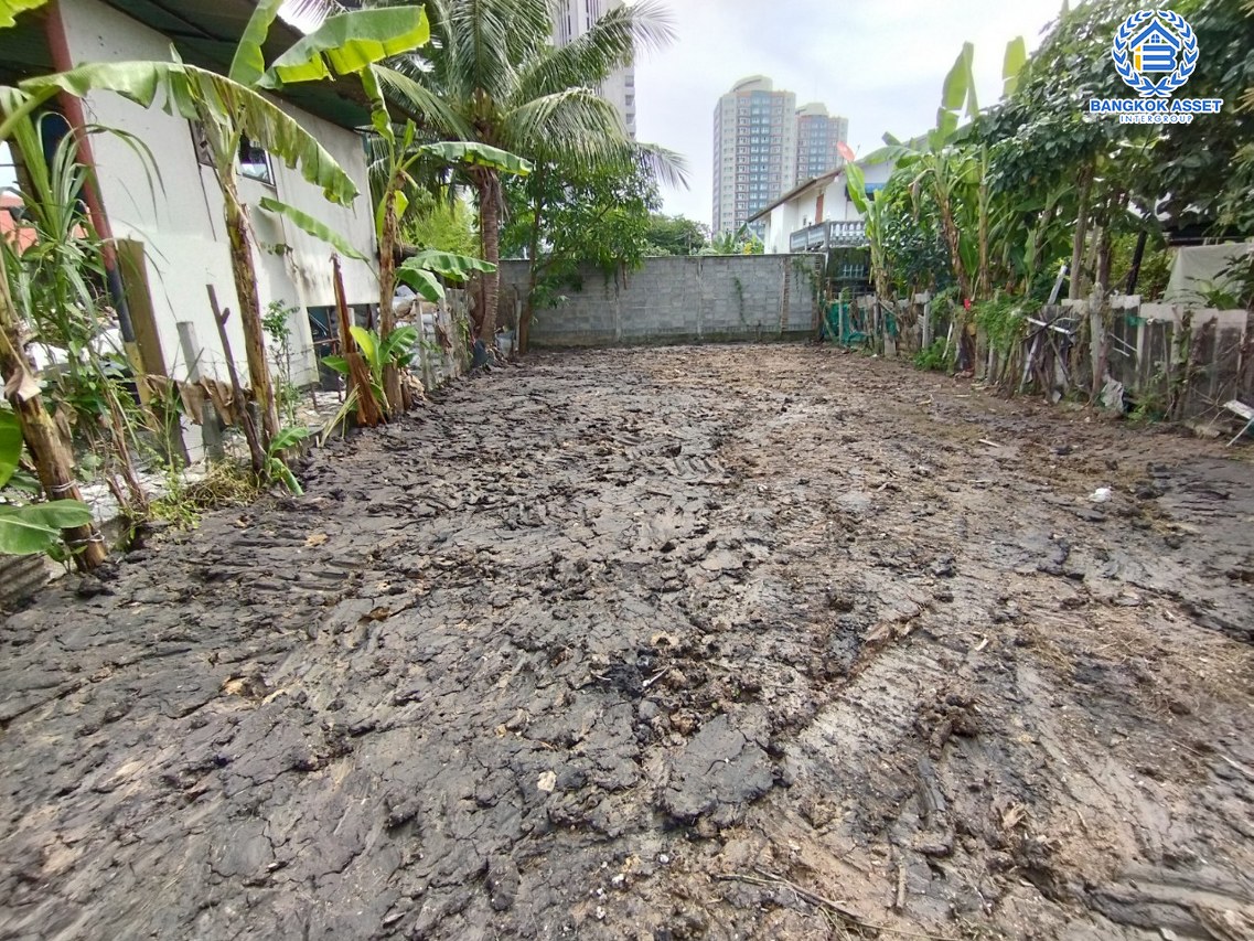 *****ที่ดินเปล่าเดินทางสะดวก ซอยเลี่ยงเมืองปากเกร็ด41 เนื้อที่ 50 ตร.ว. (หน้ากว้าง 15 เมตร) จะสร้างเป็นที่อยู่อาศัยก็ดี หรือจะลงทุนสร้างธุรกิจก็คุ้ม! บนทำเลสามารถเข้า-ออกได้หลายเส้นทาง ได้แก่ ถนนแจ้งวัฒนะ , บางกรวย-กรุงเทพฯ, ถนนติวานนท์ ในราคาสุดคุ้ม!