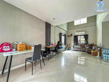 *****บ้านเดี่ยวมือสอง โครงการ ดิเอมเมอร์รัลด์ การ์เด้น1 ชัยพฤกษ์ เนื้อที่กว้าง 50 ตร.ว. ฟังก์ชัน 3 ห้องนอน 2 ห้องน้ำ 1 ที่จอดรถ บ้านสภาพดีเยี่ยมเหมือนใหม่ พร้อมเข้าอยู่ บนทำเลเข้า-ออกในเมืองได้ง่าย เชื่อมต่อถนนชัยพฤกษ์ ถนนกาญจนาภิเษก ถนนราชพฤกษ์ ใกล้เซ็นทรัลเวสต์เกต