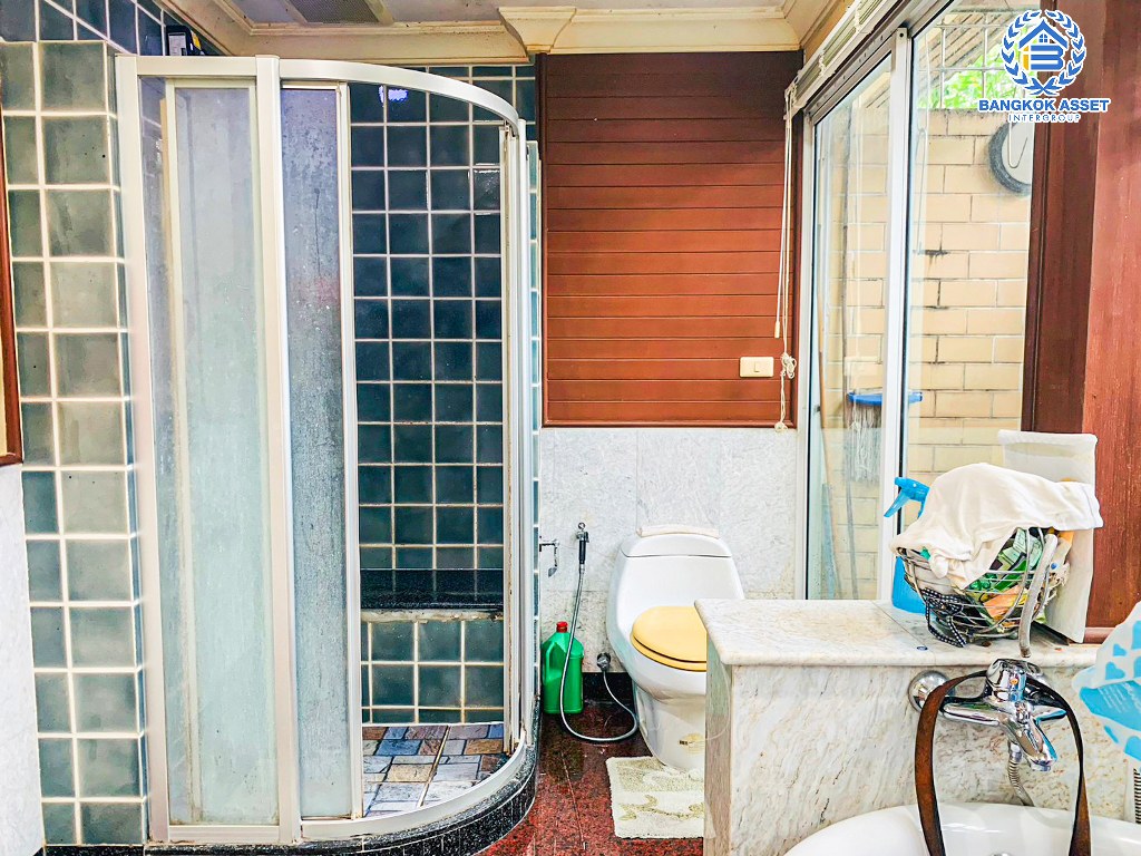 *****บ้านเดี่ยวมือสอง โครงการ วรารมย์ เพชรเกษม81 เฟส2 เนื้อที่กว้างกว่า 155 ตร.ว. ฟังก์ชัน 4 ห้องนอน 4 ห้องน้ำ 4 ที่จอดรถ บ้านหลังใหญ่ ภายในสภาพดีมาก บรรยากาศบ้านสวน บนทำเลเดินทางสะดวก เชื่อมต่อถนนเอกชัย ถนนบางบอน5 ถนนพระราม2 ใกล้เซ็นทรัลพระราม2