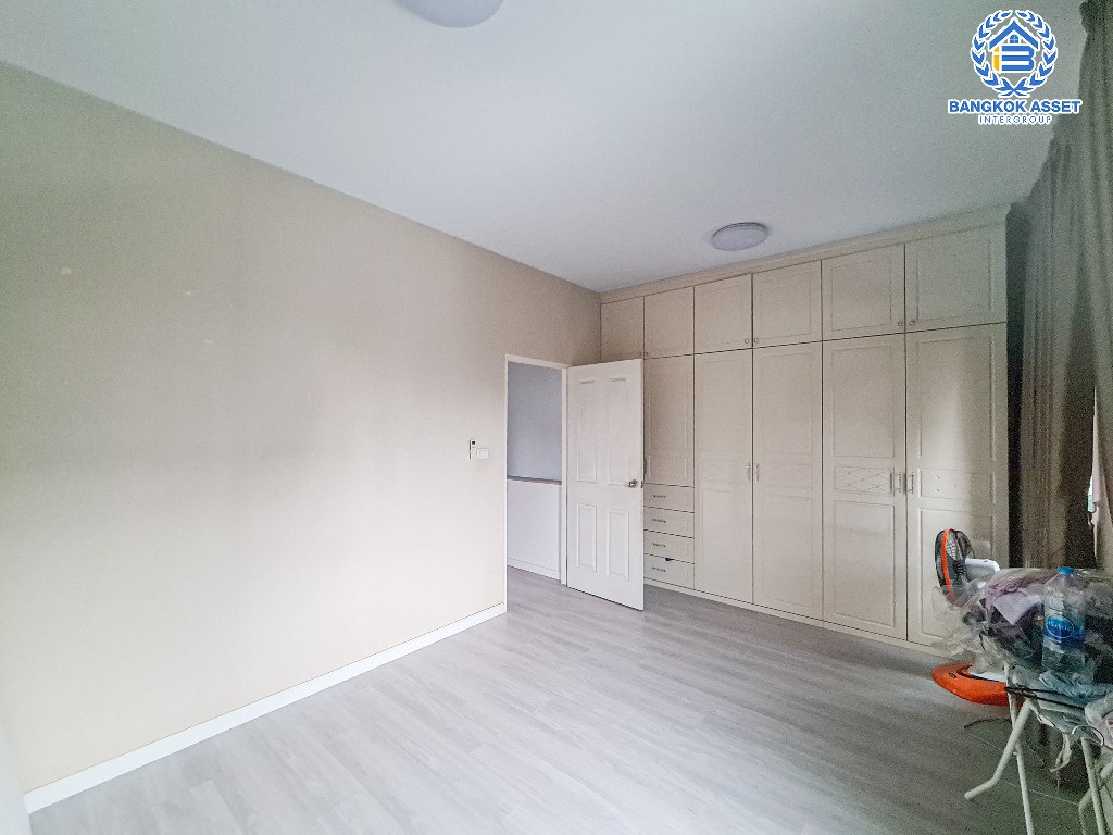 *****ทาวน์เฮ้าส์มือสอง โครงการ โมดิวิลล่า ปิ่นเกล้า-วงแหวน หลังมุม เนื้อที่กว้าง 33.90 ตร.ว. ฟังก์ชัน 3 ห้องนอน 2 ห้องน้ำ 2 ที่จอดรถ บ้านเหมือนใหม่ ได้เนื้อที่ข้างบ้านกว้าง โครงการตั้งบนทำเลดี เชื่อมต่อถนนกาญจนาภิเษก ถนนนครอินทร์ ถนนปิ่นเกล้า-นครชัยศรี ใกล้เซ็นทรัล ปิ่นเกล้า และจุดขึ้นทางด่วน "ศรีรัช"