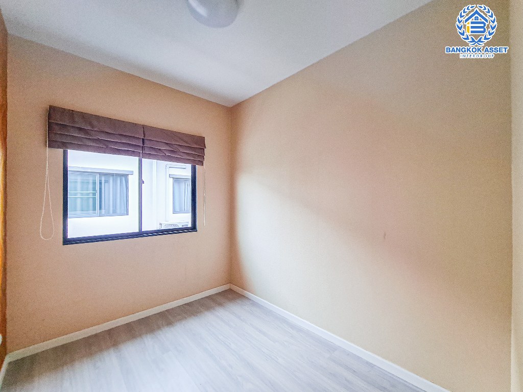 *****ทาวน์เฮ้าส์มือสอง โครงการ โมดิวิลล่า ปิ่นเกล้า-วงแหวน หลังมุม เนื้อที่กว้าง 33.90 ตร.ว. ฟังก์ชัน 3 ห้องนอน 2 ห้องน้ำ 2 ที่จอดรถ บ้านเหมือนใหม่ ได้เนื้อที่ข้างบ้านกว้าง โครงการตั้งบนทำเลดี เชื่อมต่อถนนกาญจนาภิเษก ถนนนครอินทร์ ถนนปิ่นเกล้า-นครชัยศรี ใกล้เซ็นทรัล ปิ่นเกล้า และจุดขึ้นทางด่วน "ศรีรัช"