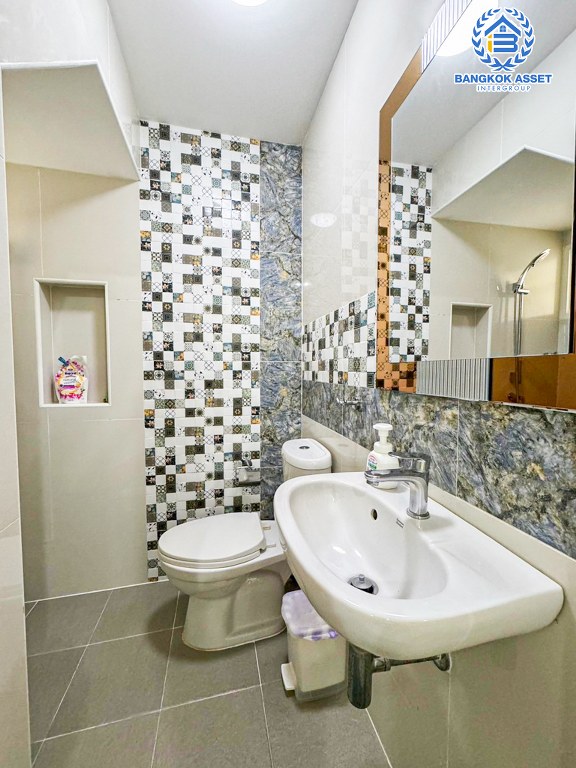 *****ทาวน์เฮ้าส์มือสอง โครงการ โกลเด้นทาวน์ รัตนาธิเบศร์-ไทรม้า หลังมุม เนื้อที่ 19 ตร.ว. ฟังก์ชัน 4 ห้องนอน 2 ห้องน้ำ 1 ที่จอดรถ ดีไซน์เป็นเอกลักษณ์ ภายในสภาพดี ของแถมเยอะ พร้อมเข้าอยู่ได้ทันที บรรยากาศเงียบสงบ บนทำเลเดินทางสะดวก ใกล้ทางด่วนศรีรัช