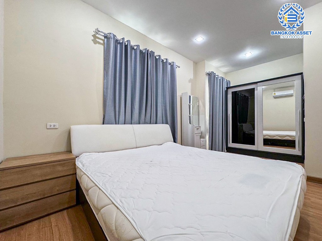 *****ทาวน์เฮ้าส์มือสอง โครงการ โกลเด้นทาวน์ รัตนาธิเบศร์-ไทรม้า หลังมุม เนื้อที่ 19 ตร.ว. ฟังก์ชัน 4 ห้องนอน 2 ห้องน้ำ 1 ที่จอดรถ ดีไซน์เป็นเอกลักษณ์ ภายในสภาพดี ของแถมเยอะ พร้อมเข้าอยู่ได้ทันที บรรยากาศเงียบสงบ บนทำเลเดินทางสะดวก ใกล้ทางด่วนศรีรัช