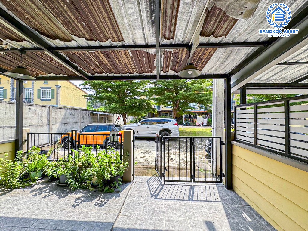 *****ทาวน์เฮ้าส์มือสอง โครงการ โกลเด้นทาวน์ รัตนาธิเบศร์-ไทรม้า หลังมุม เนื้อที่ 19 ตร.ว. ฟังก์ชัน 4 ห้องนอน 2 ห้องน้ำ 1 ที่จอดรถ ดีไซน์เป็นเอกลักษณ์ ภายในสภาพดี ของแถมเยอะ พร้อมเข้าอยู่ได้ทันที บรรยากาศเงียบสงบ บนทำเลเดินทางสะดวก ใกล้ทางด่วนศรีรัช