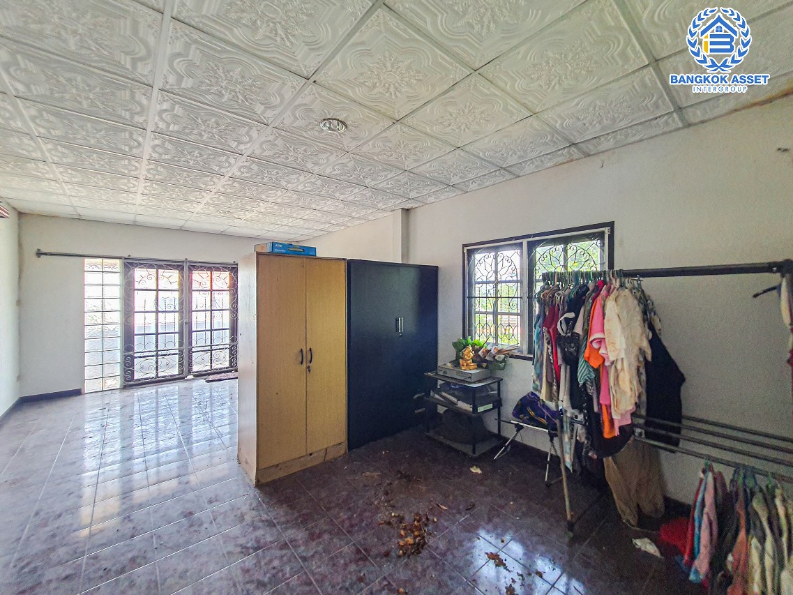 *****บ้านเดี่ยวมือสองปทุมธานี หมู่บ้าน เคียงคลอง2 ธัญบุรี-ปทุมธานี เนื้อที่กว้างมากถึง 80 ตร.ว. ฟังก์ชัน 3 ห้องนอน 2 ห้องน้ำ 1 ที่จอดรถ บ้านสภาพสวย มีเนื้อที่ข้างบ้านปลูกห้องเพิ่มได้หลายห้อง บนทำเลเดินทางเข้าเมืองก็ง่าย ออกต่างจังหวัดก็สะดวก เชื่อมต่อถนนรังสิต-นครนายก จองเลย!