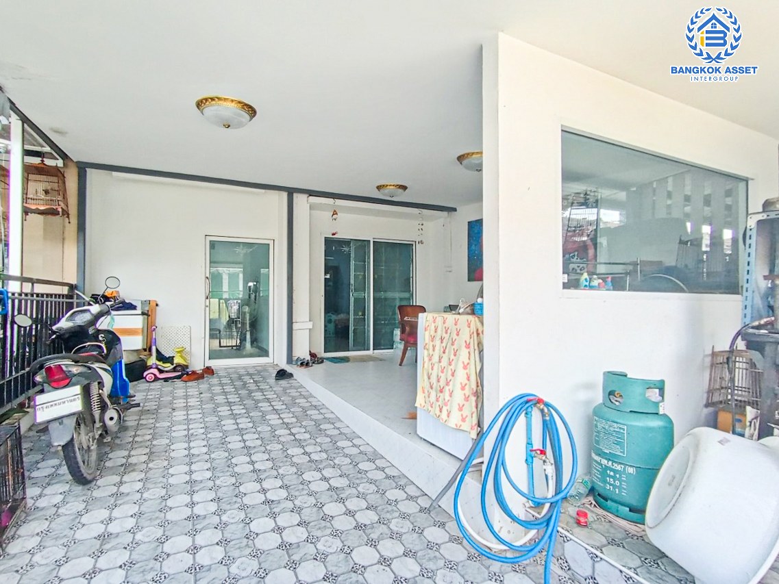 *****ทาวน์เฮ้าส์มือสองนนทบุรี โครงการ พฤกษาวิลล์33 ปิ่นเกล้า-วงแหวน เนื้อที่กว้าง 21.1 ตร.ว. ฟังก์ชัน 3 ห้องนอน 2 ห้องน้ำ 1 ที่จอดรถ บ้านพร้อมอยู่ ต่อเติมครบ บนทำเลเชื่อมต่อถนนกาญจนาภิเษก, ถนนนครอินทร์, ถนนรัตนาธิเบศร์ ใกล้รถไฟฟ้าสายสีม่วง "สถานีตลาดบางใหญ่" และทางด่วน "ศรีรัช"