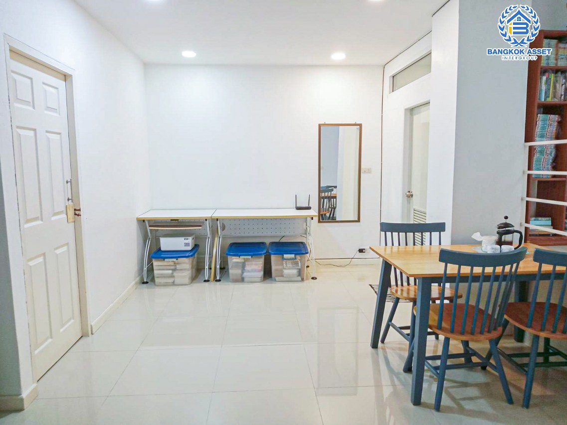 *****ทาวน์เฮ้าส์มือสองนนทบุรี โครงการ เศรณีวิลล่า บ้านกล้วย-ไทรน้อย เนื้อที่กว้างขวางถึง 31 ตร.ว. ฟังก์ชัน 3 ห้องนอน 2 ห้องน้ำ 1 ที่จอดรถ บ้านปรับปรุงใหม่สภาพดีมาก บนทำเลแห่งการเดินทาง เชื่อมต่อถนนกาญจนาภิเษก ใกล้รถไฟฟ้าสายสีม่วง "สถานีคลองบางไผ่" และทางด่วน "ศรีรัช" ในราคาสุดคุ้ม!