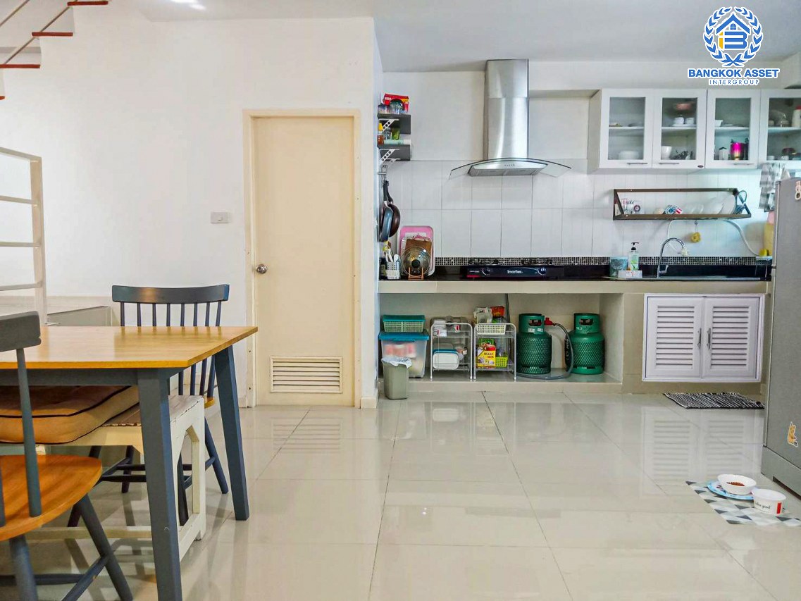 *****ทาวน์เฮ้าส์มือสองนนทบุรี โครงการ เศรณีวิลล่า บ้านกล้วย-ไทรน้อย เนื้อที่กว้างขวางถึง 31 ตร.ว. ฟังก์ชัน 3 ห้องนอน 2 ห้องน้ำ 1 ที่จอดรถ บ้านปรับปรุงใหม่สภาพดีมาก บนทำเลแห่งการเดินทาง เชื่อมต่อถนนกาญจนาภิเษก ใกล้รถไฟฟ้าสายสีม่วง "สถานีคลองบางไผ่" และทางด่วน "ศรีรัช" ในราคาสุดคุ้ม!