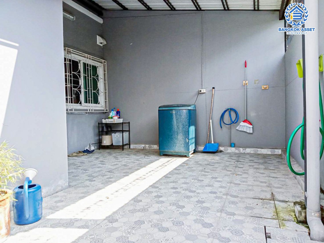 *****ทาวน์เฮ้าส์มือสองนนทบุรี โครงการ เศรณีวิลล่า บ้านกล้วย-ไทรน้อย เนื้อที่กว้างขวางถึง 31 ตร.ว. ฟังก์ชัน 3 ห้องนอน 2 ห้องน้ำ 1 ที่จอดรถ บ้านปรับปรุงใหม่สภาพดีมาก บนทำเลแห่งการเดินทาง เชื่อมต่อถนนกาญจนาภิเษก ใกล้รถไฟฟ้าสายสีม่วง "สถานีคลองบางไผ่" และทางด่วน "ศรีรัช" ในราคาสุดคุ้ม!