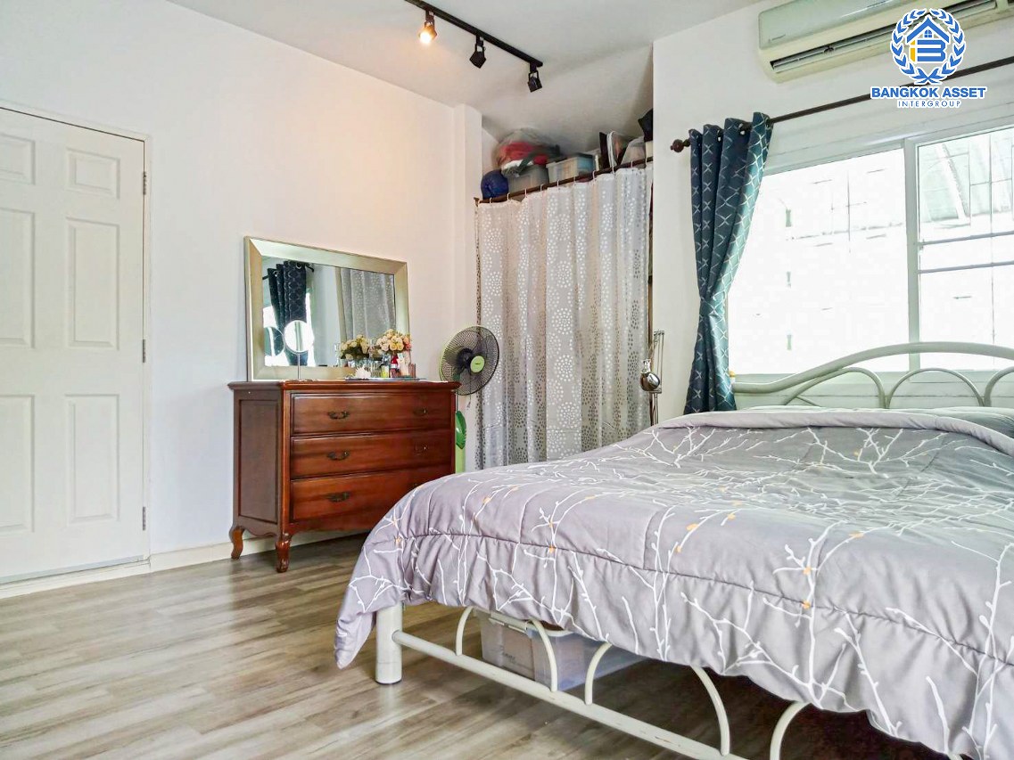 *****ทาวน์เฮ้าส์มือสองนนทบุรี โครงการ เศรณีวิลล่า บ้านกล้วย-ไทรน้อย เนื้อที่กว้างขวางถึง 31 ตร.ว. ฟังก์ชัน 3 ห้องนอน 2 ห้องน้ำ 1 ที่จอดรถ บ้านปรับปรุงใหม่สภาพดีมาก บนทำเลแห่งการเดินทาง เชื่อมต่อถนนกาญจนาภิเษก ใกล้รถไฟฟ้าสายสีม่วง "สถานีคลองบางไผ่" และทางด่วน "ศรีรัช" ในราคาสุดคุ้ม!