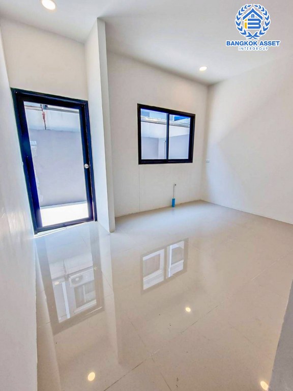 *****ทาวน์เฮ้าส์มือสอง โครงการ ธนานนท์แลนด์ ราชพฤกษ์ เนื้อที่กว้าง 16 ตร.ว. ฟังก์ชัน 2 ห้องนอน 3 ห้องน้ำ 1 ที่จอดรถ บ้านพร้อมอยู่ สภาพดีเยี่ยมเหมือนใหม่ บนทำเลเดินทางสะดวก เชื่อมต่อถนนราชพฤกษ์ ถนนติวานนท์ ถนนชัยพฤกษ์ ใกล้รถไฟฟ้าสายสีม่วง "สถานีบางรักน้อยท่าอิฐ" และจุดขึ้นทางด่วน "ศรีรัช"