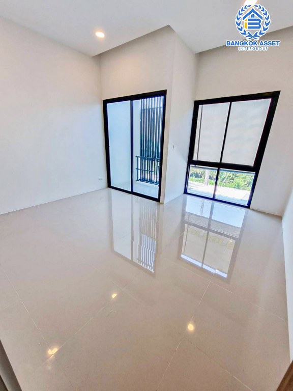 *****ทาวน์เฮ้าส์มือสอง โครงการ ธนานนท์แลนด์ ราชพฤกษ์ เนื้อที่กว้าง 16 ตร.ว. ฟังก์ชัน 2 ห้องนอน 3 ห้องน้ำ 1 ที่จอดรถ บ้านพร้อมอยู่ สภาพดีเยี่ยมเหมือนใหม่ บนทำเลเดินทางสะดวก เชื่อมต่อถนนราชพฤกษ์ ถนนติวานนท์ ถนนชัยพฤกษ์ ใกล้รถไฟฟ้าสายสีม่วง "สถานีบางรักน้อยท่าอิฐ" และจุดขึ้นทางด่วน "ศรีรัช"