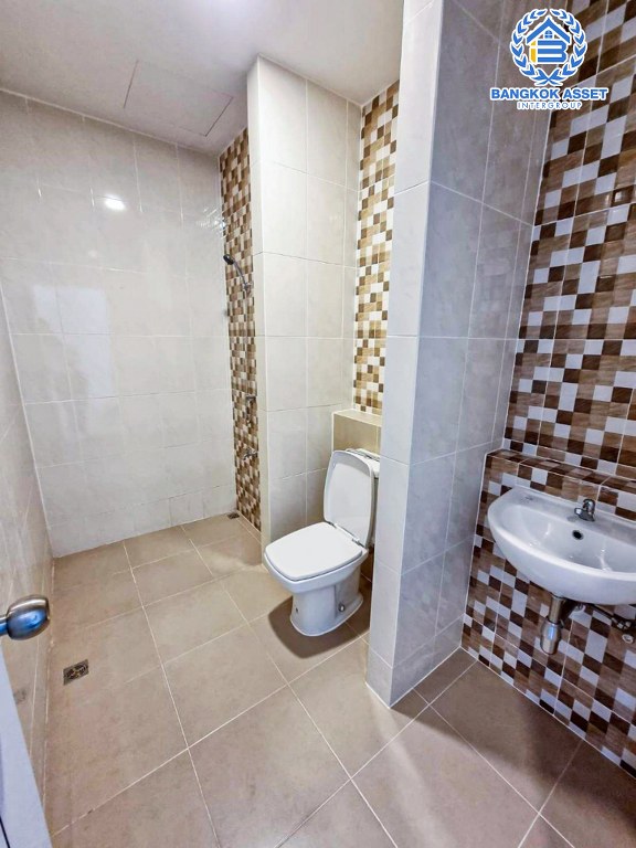 *****ทาวน์เฮ้าส์มือสอง โครงการ ธนานนท์แลนด์ ราชพฤกษ์ เนื้อที่กว้าง 16 ตร.ว. ฟังก์ชัน 2 ห้องนอน 3 ห้องน้ำ 1 ที่จอดรถ บ้านพร้อมอยู่ สภาพดีเยี่ยมเหมือนใหม่ บนทำเลเดินทางสะดวก เชื่อมต่อถนนราชพฤกษ์ ถนนติวานนท์ ถนนชัยพฤกษ์ ใกล้รถไฟฟ้าสายสีม่วง "สถานีบางรักน้อยท่าอิฐ" และจุดขึ้นทางด่วน "ศรีรัช"